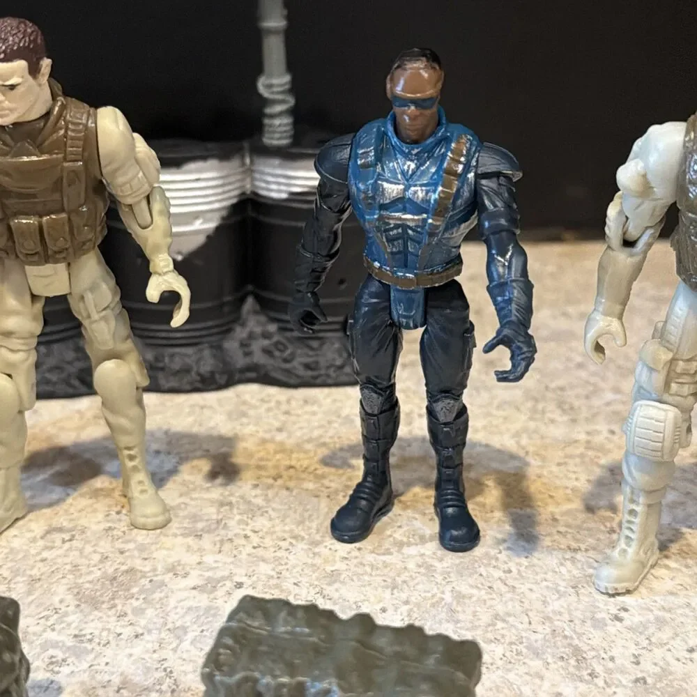 Military Action Figure Lot 5 Soldiers + Oil Drum Stand & 4 Sandbags 4” Toys